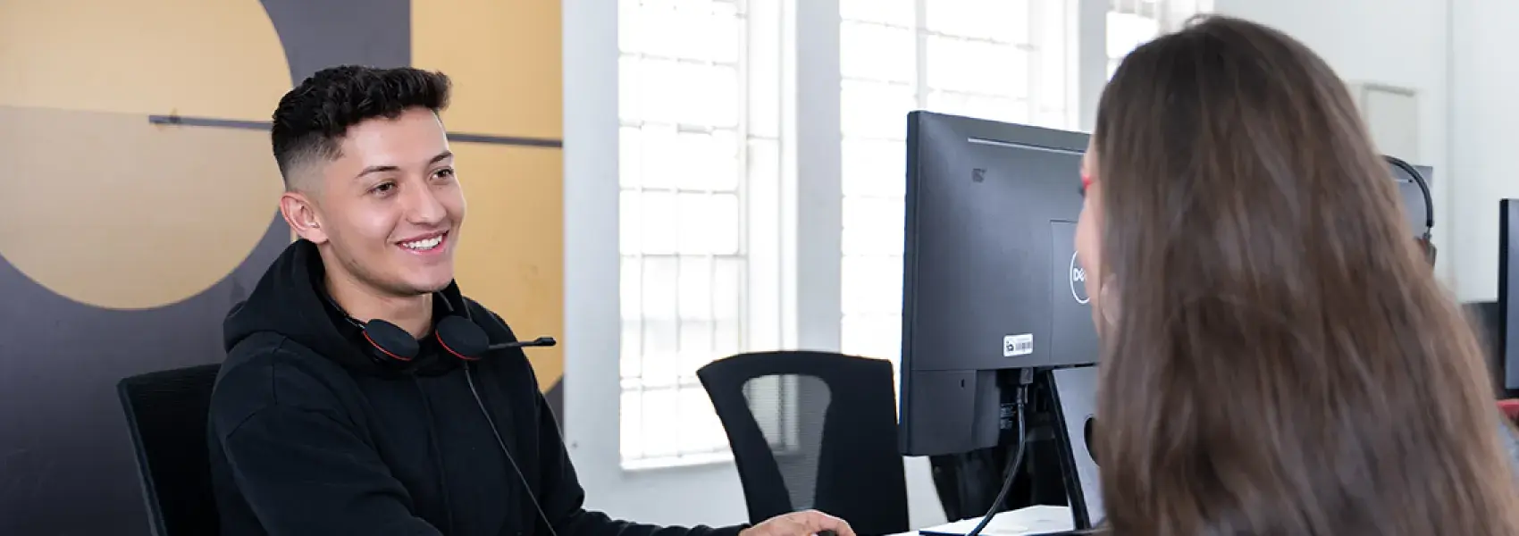 Dos personas hablando.